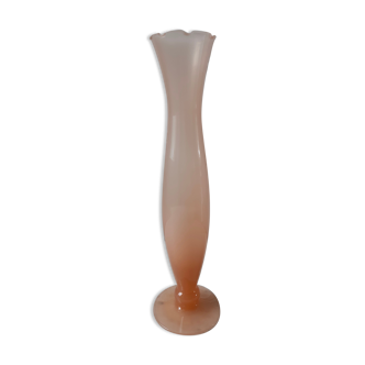 Vase en opaline rose dentelé années 30