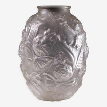 Vase art déco en verre pressé satiné, années 1930