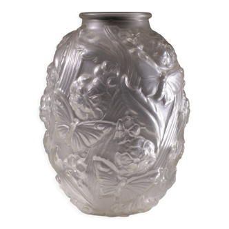 Vase art déco en verre pressé satiné, années 1930