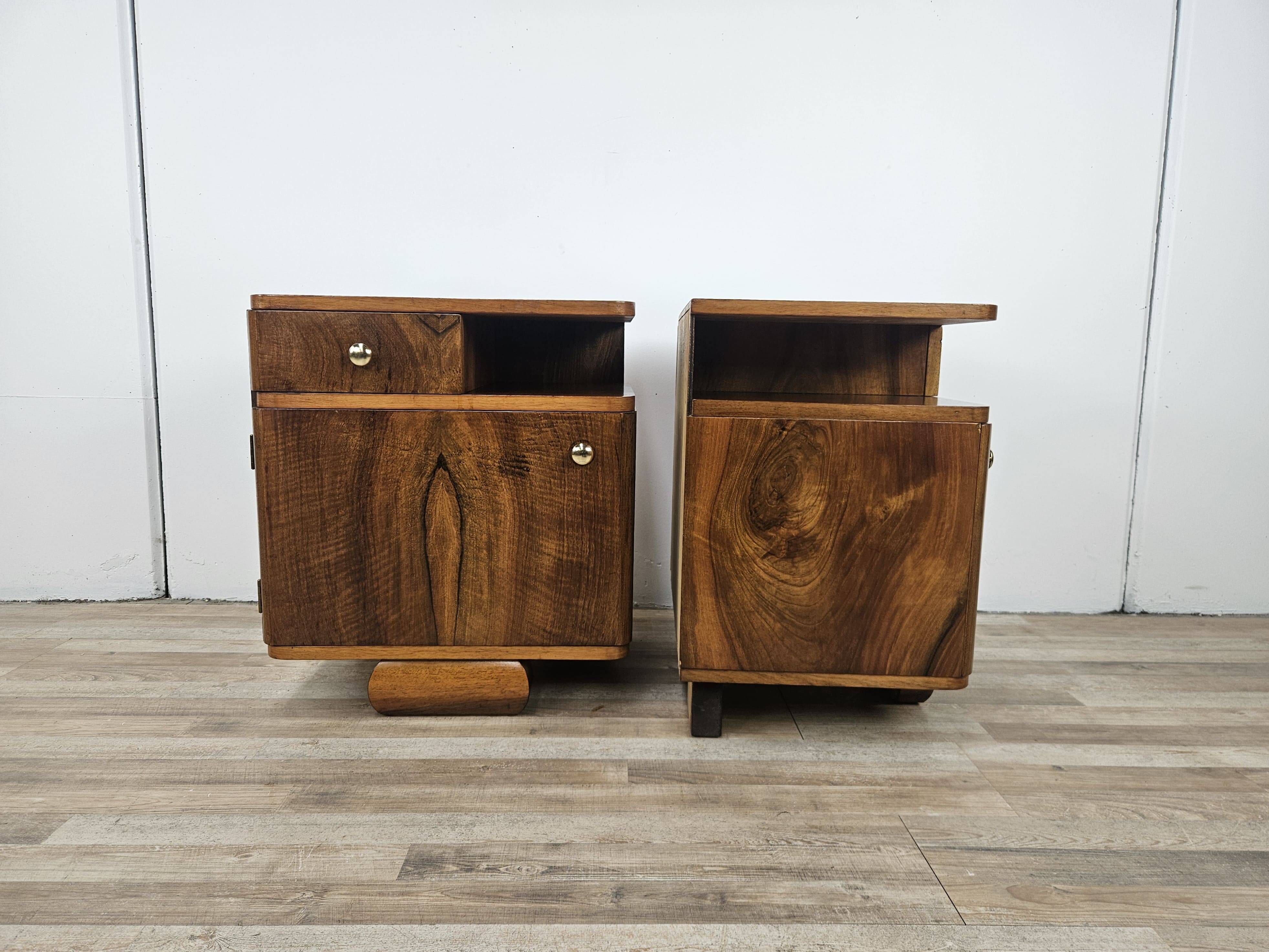 Art Decò bedside tables in walnut and brass, 1940