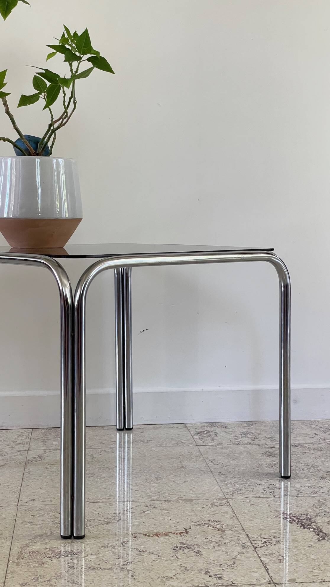Table basse annees 70 verre et acier chromé