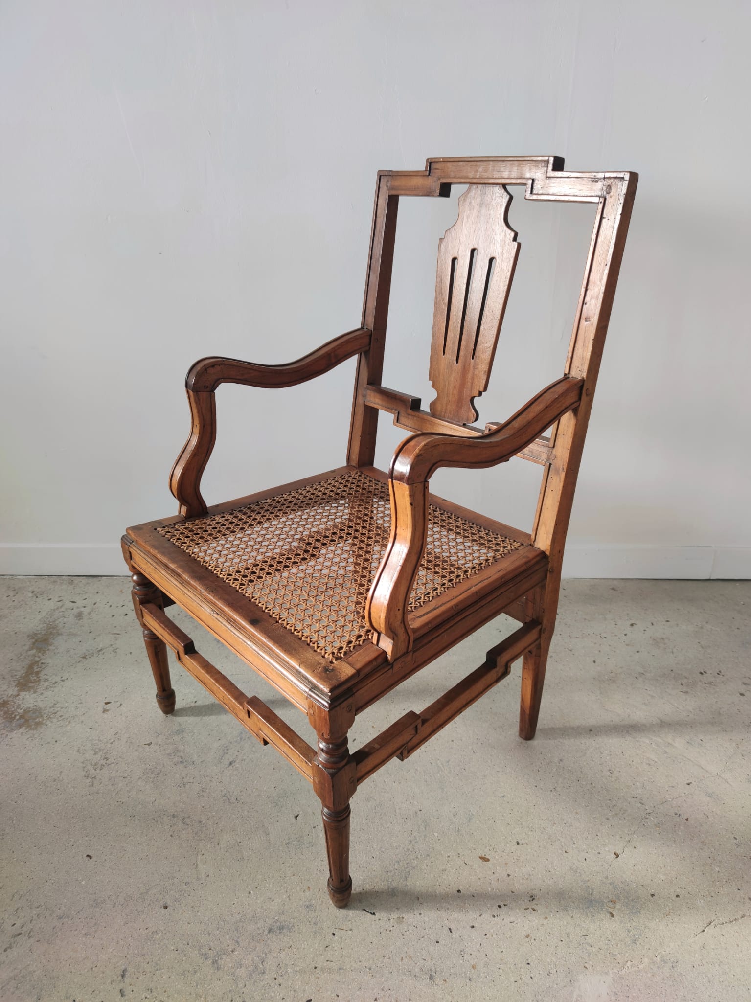 Fauteuil canné en bois naturel