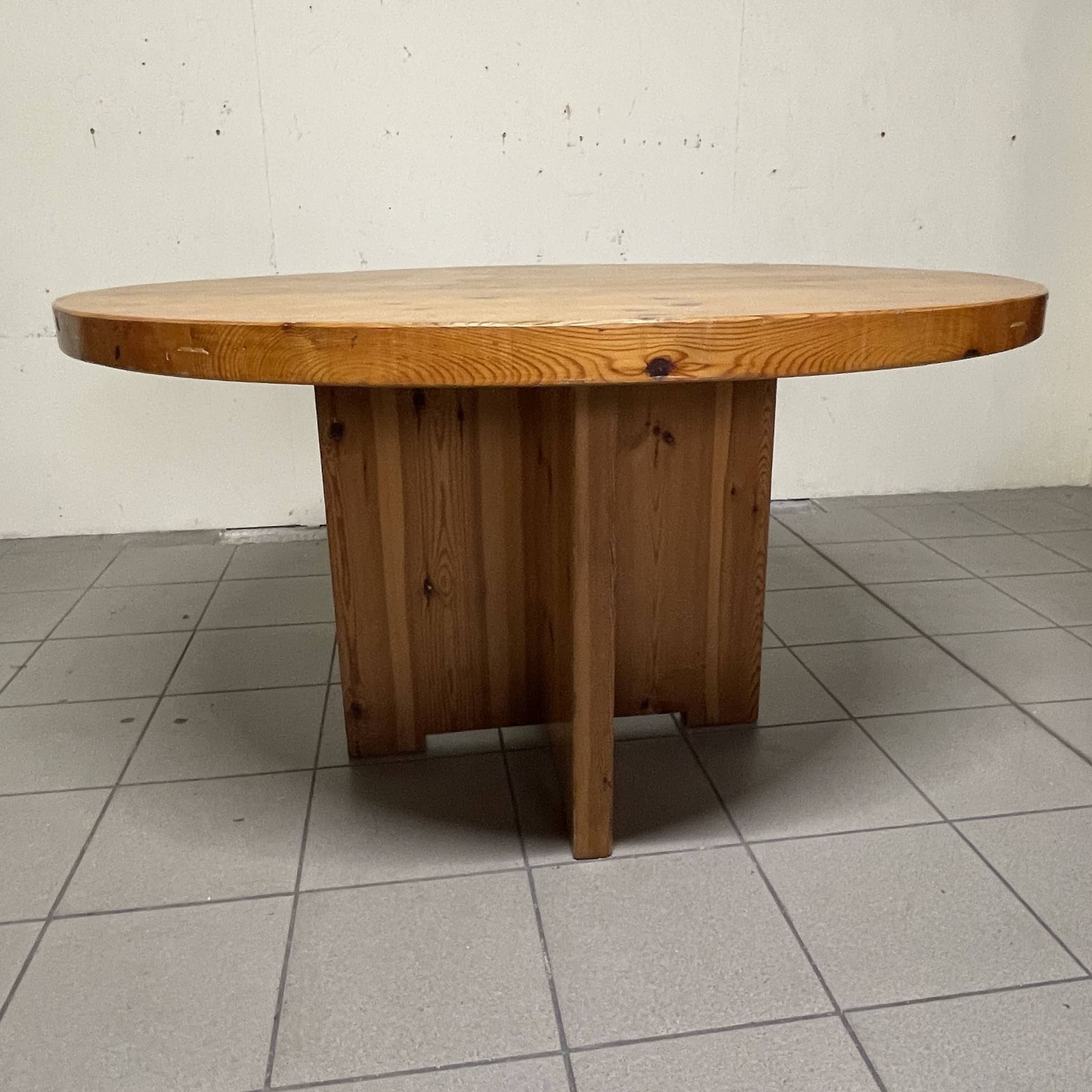 Tavolo da pranzo rotondo in larice anni '70