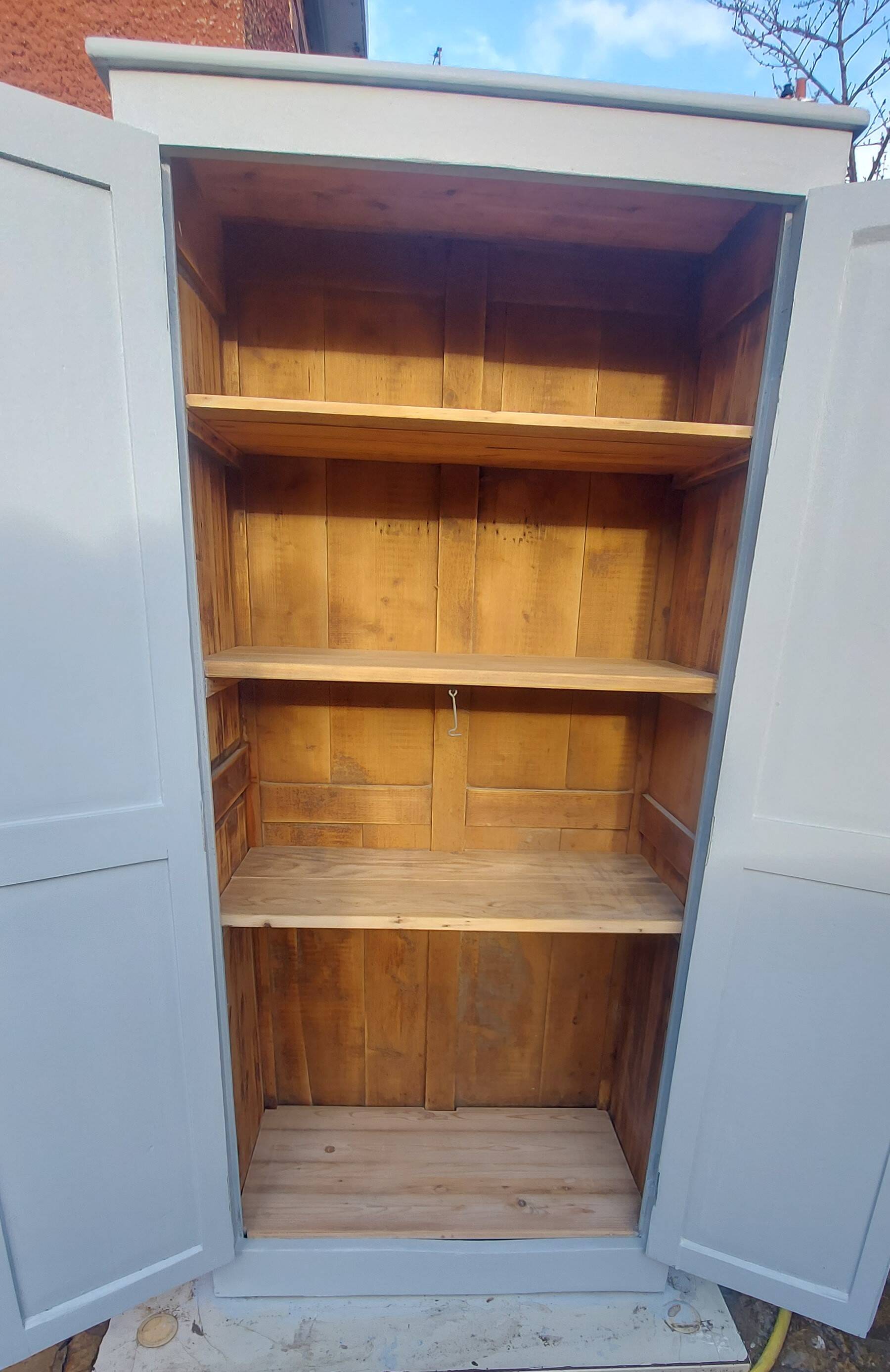 beautiful Parisian wardrobe 2 doors light gray 1920/40 + key