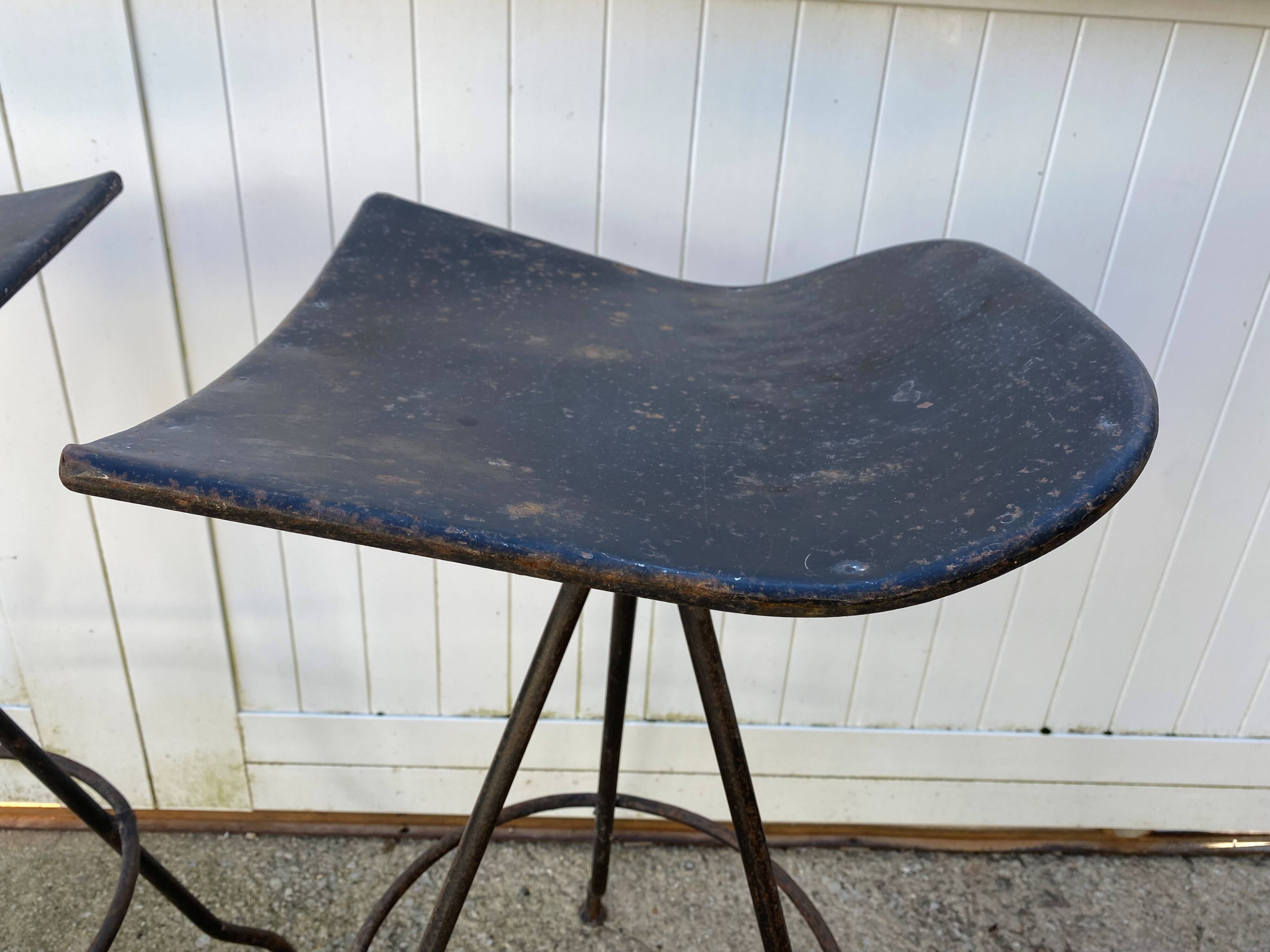 Paire de tabourets de bar pivotants artisanaux en métal de style industriel, 1950