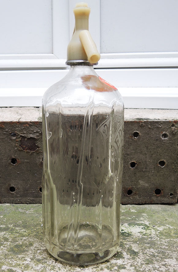 Old transparent glass siphon: EP. Shaw & Co Ltd – Wakefield