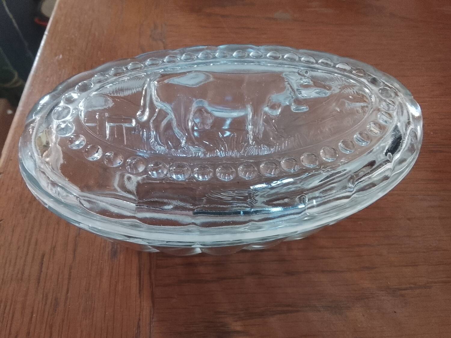Beurrier en verre moulé "vache"