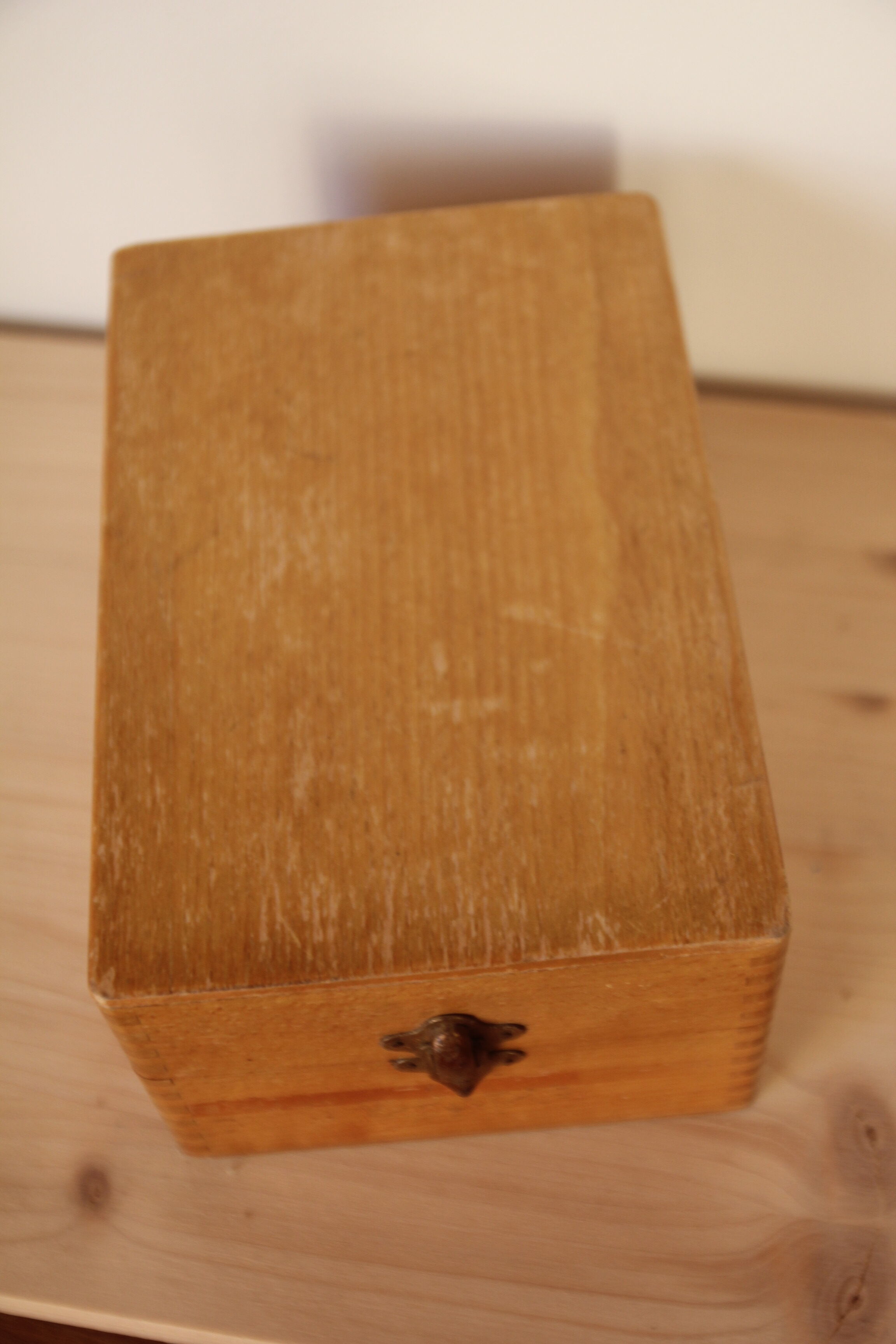 Wooden plug box