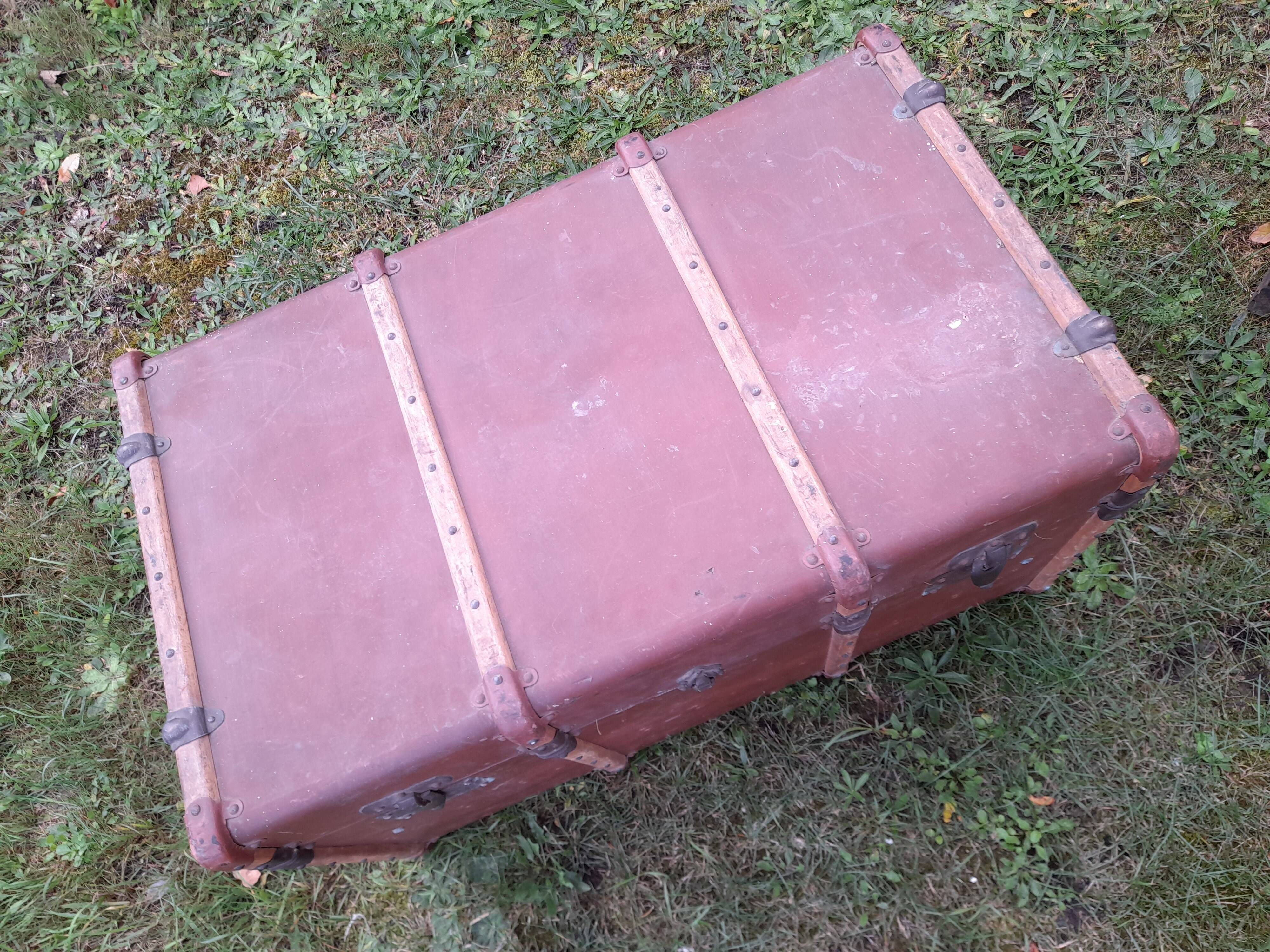 Old mail trunk in zinc