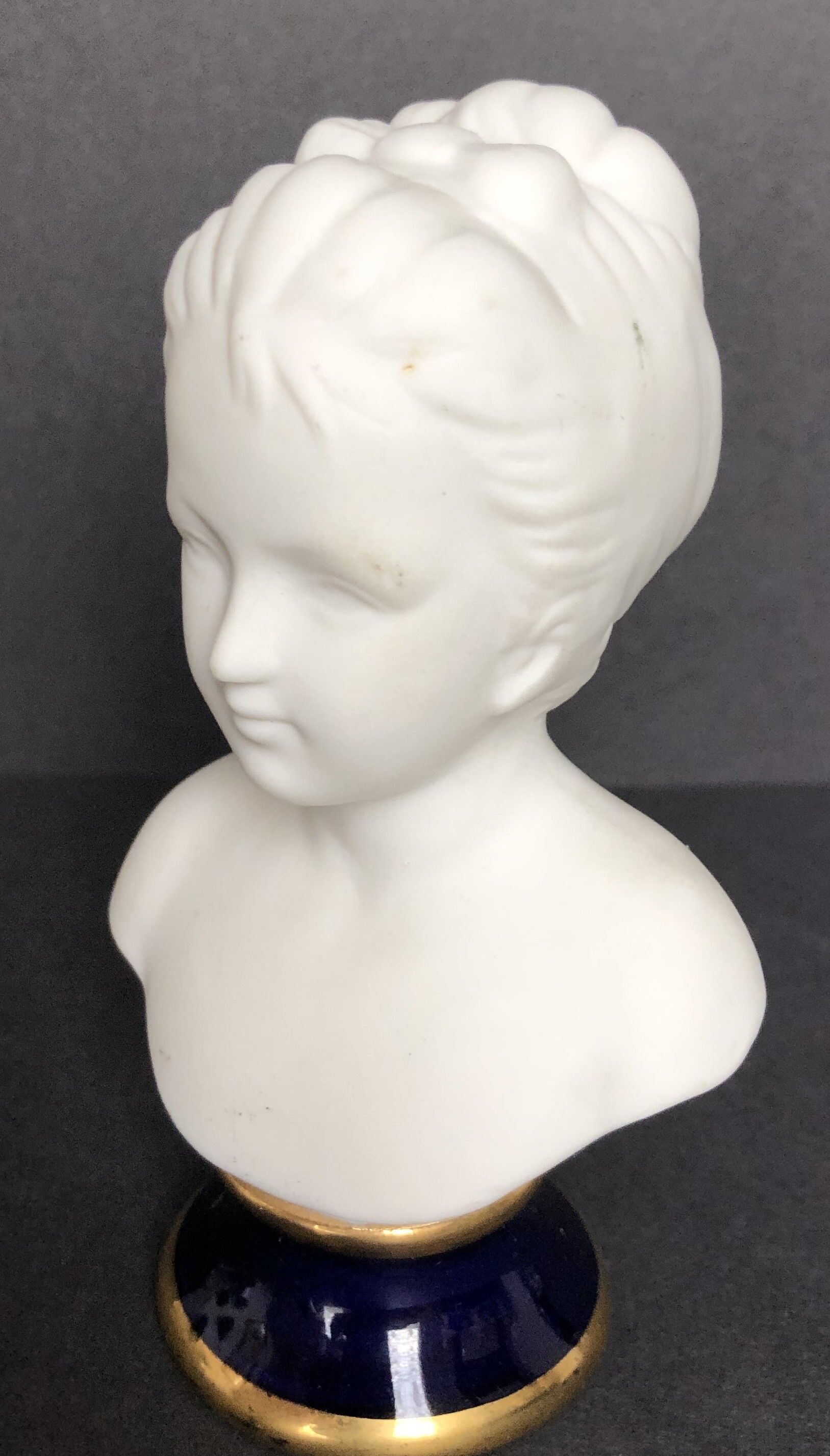 Buste de jeune femme en biscuit
