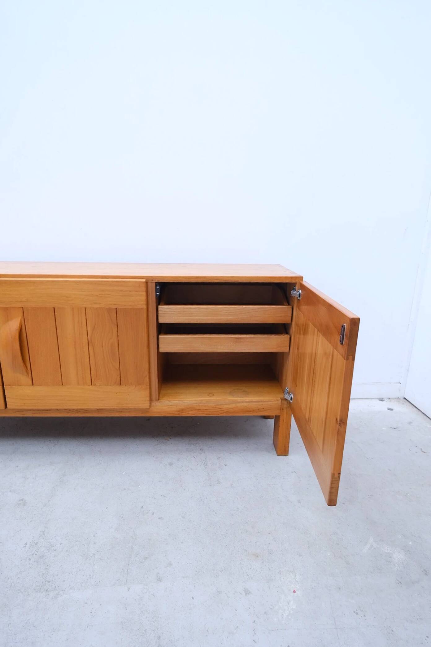 Enfilade Maison Regain en orme massif, France 1970