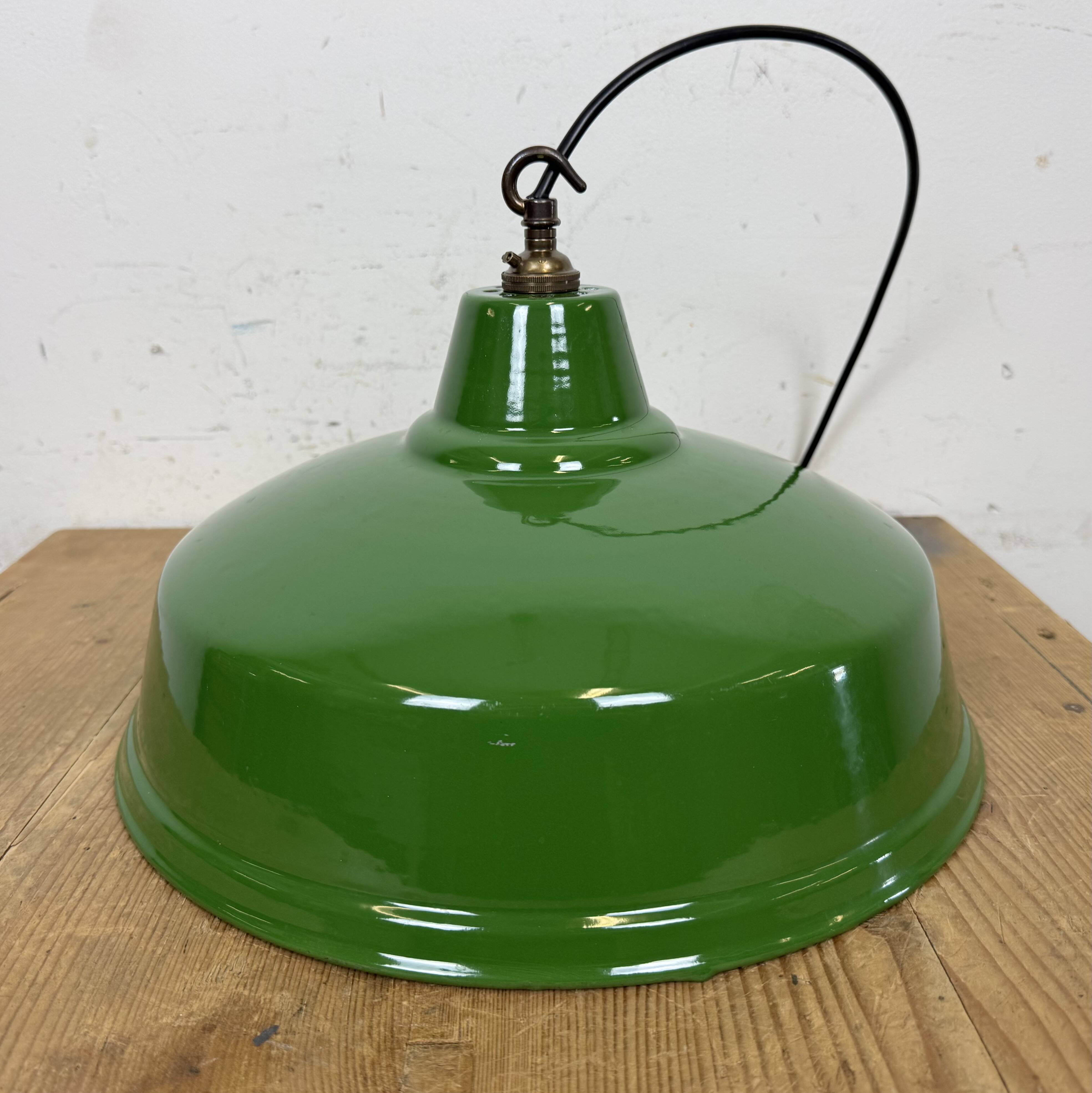 Suspension industrielle en émail vert britannique, années 1960