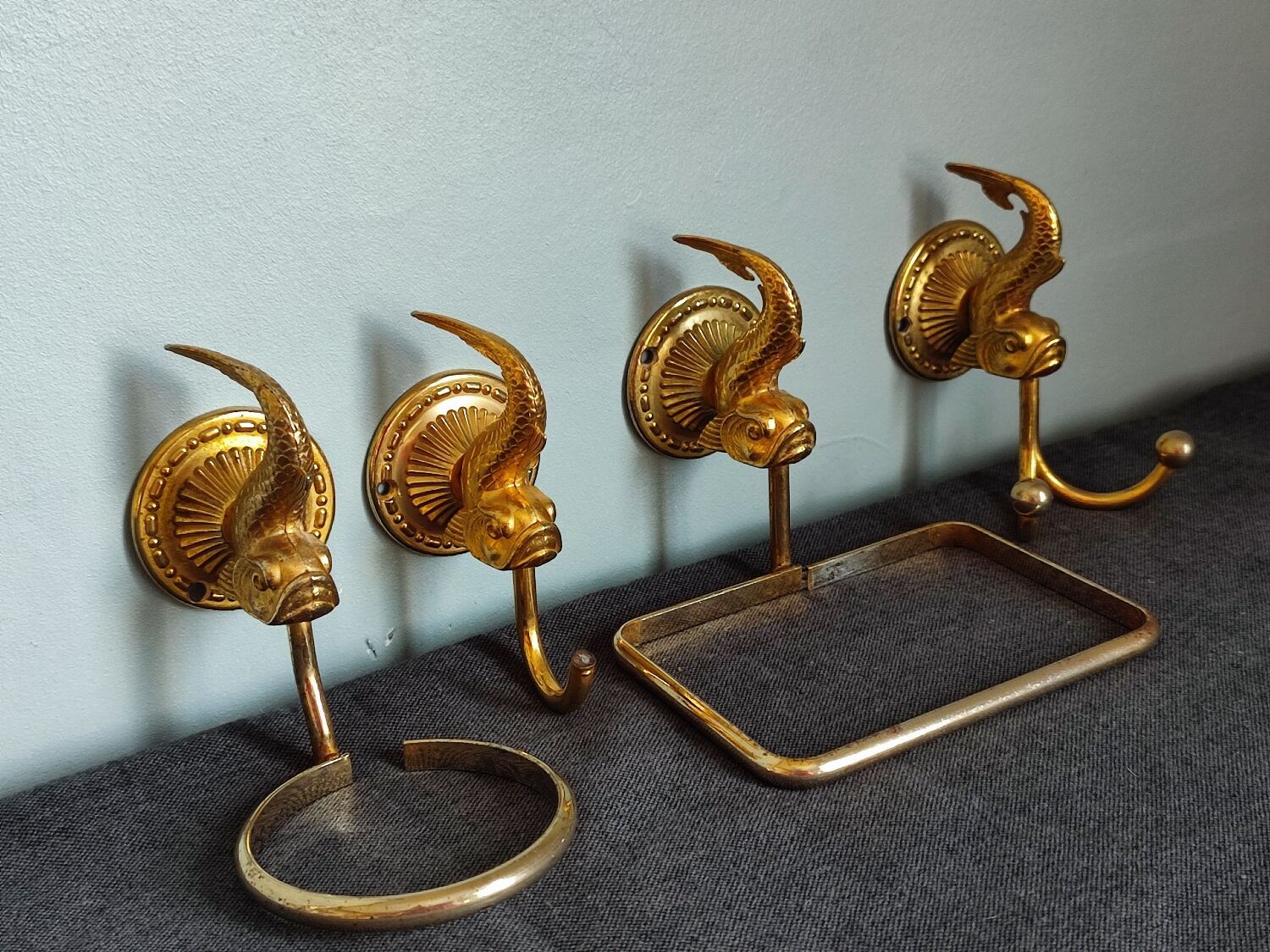 Ensemble de salle de bain doré en forme de poisson vintage.