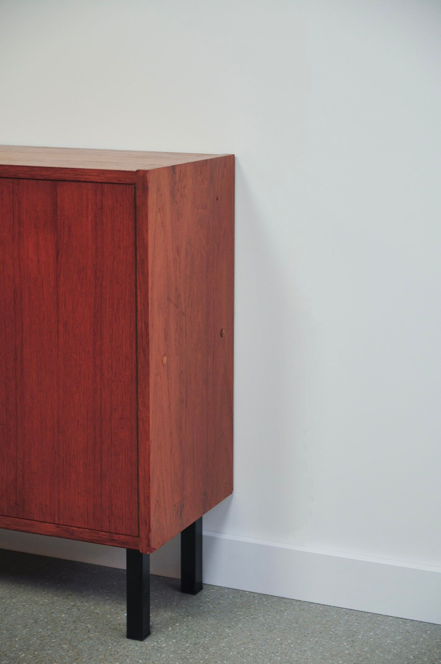 Cabinet en teck vintage avec poignées carrées