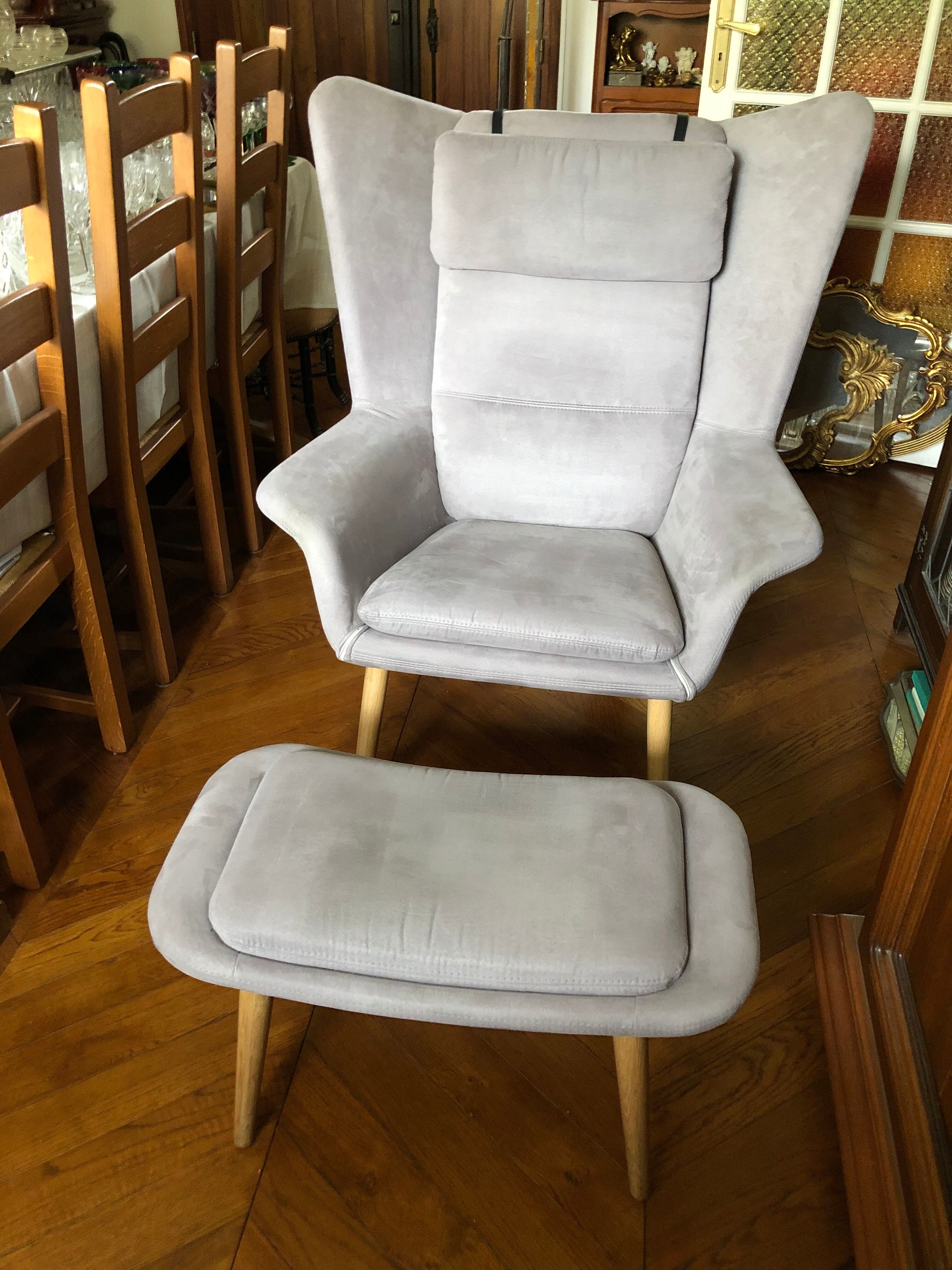 Relaxed chair with foot rests
