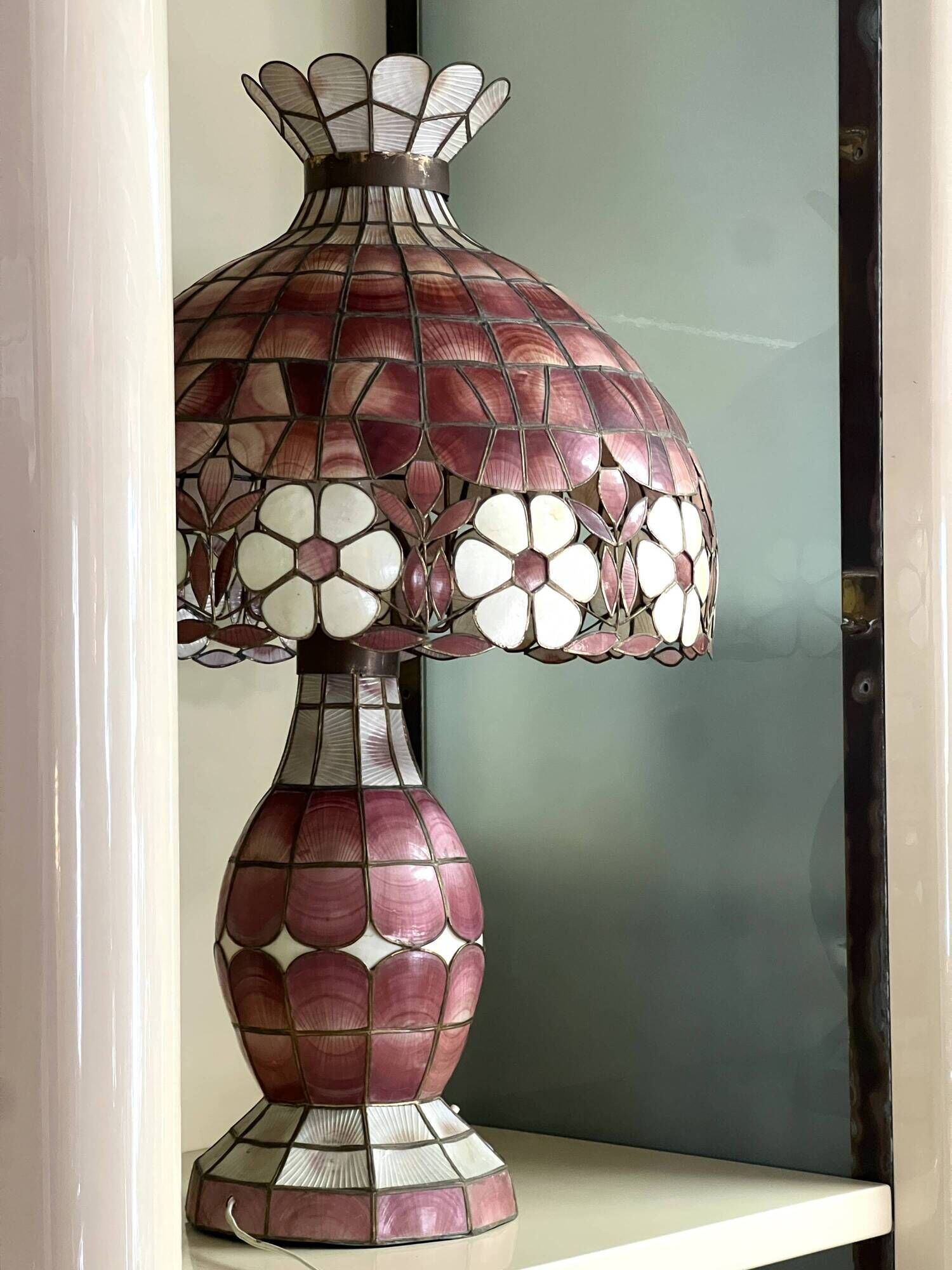 Tiffany-style lamp in mother-of-pearl.