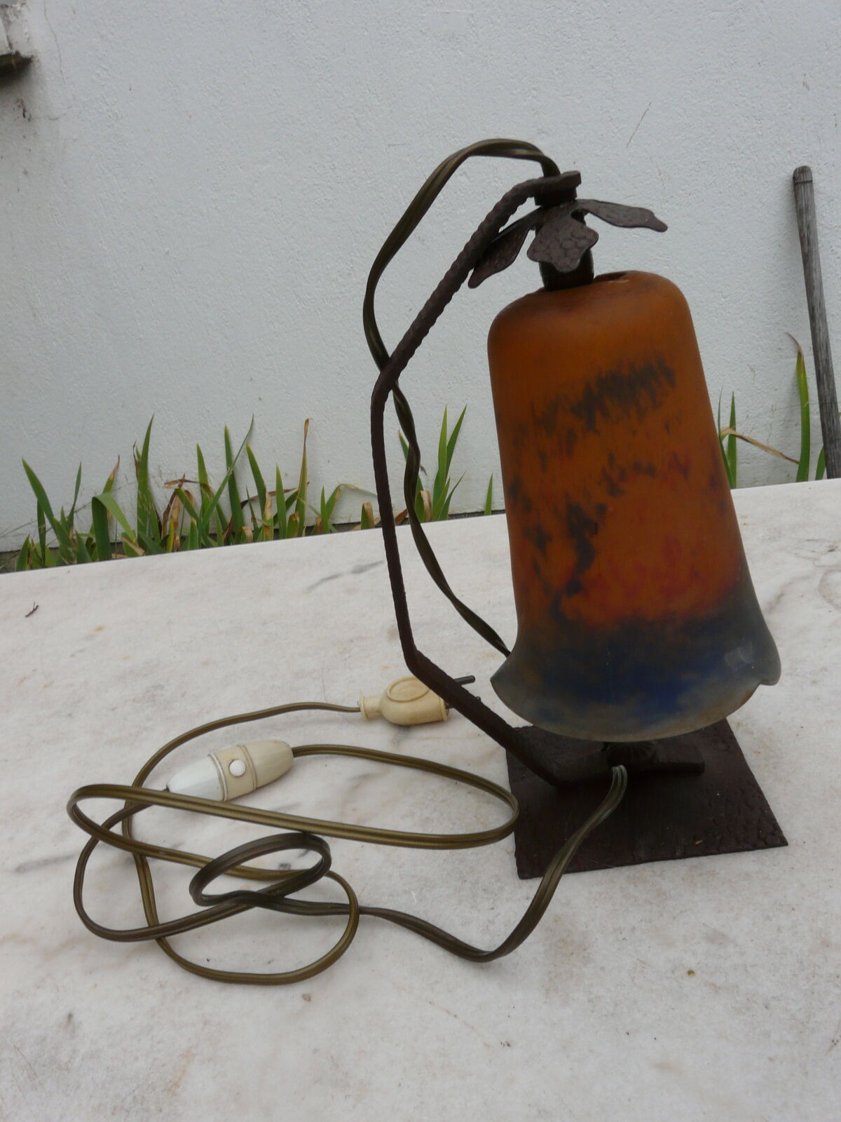 Art Deco lamp in glass paste and wrought iron with leaves