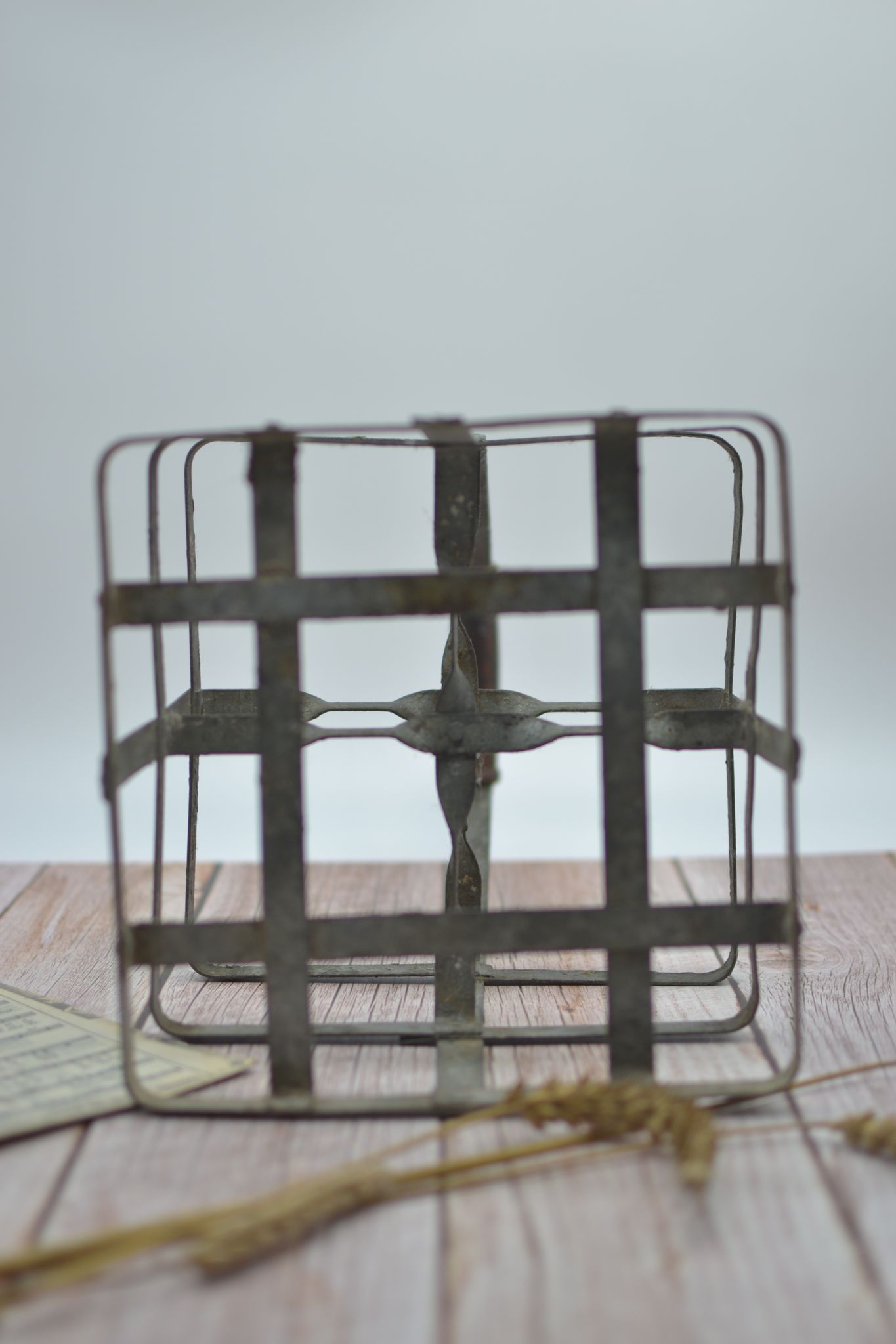 Bottle holder with 4 slots in galvanized zinc with wooden handles