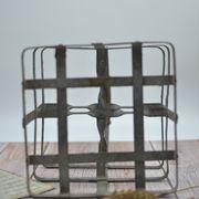 Bottle holder with 4 slots in galvanized zinc with wooden handles