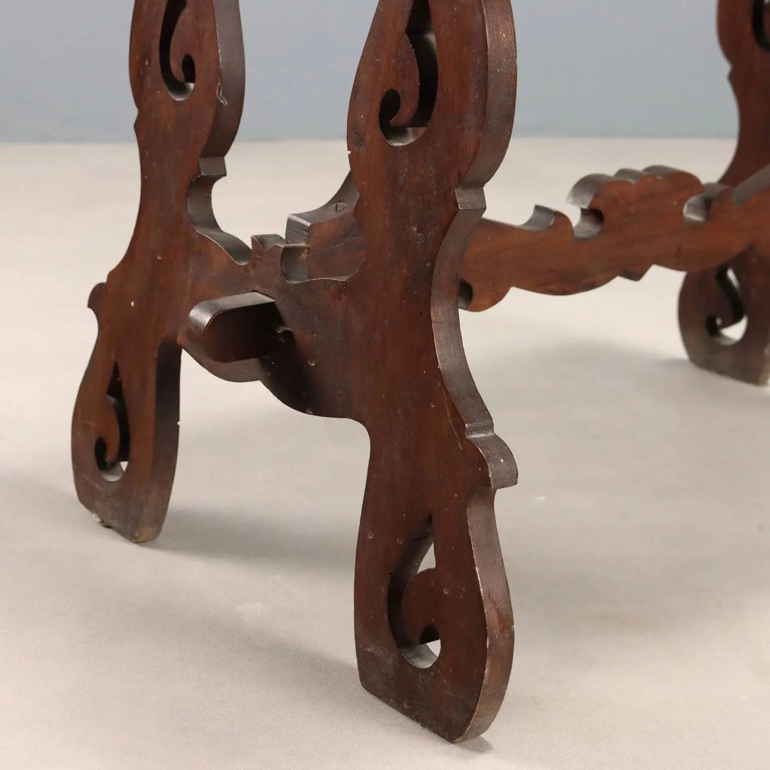 Petite table ancienne en noyer à pieds ajourés, XXe siècle
