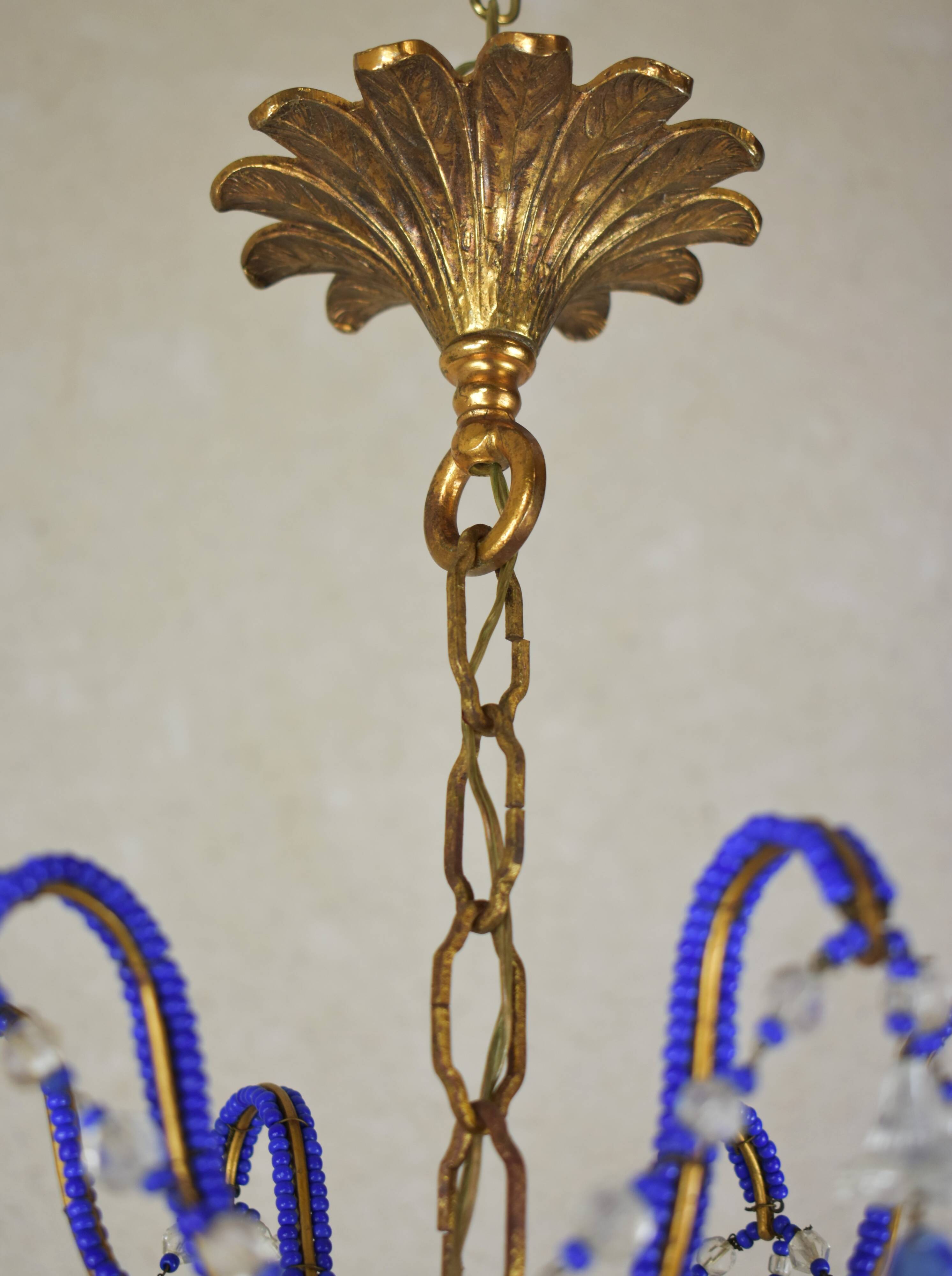 lustre bleu, fait de perles.