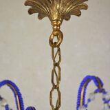 lustre bleu, fait de perles.