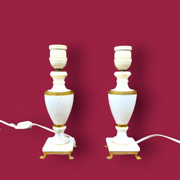 Paire d’élégants pieds de lampe anciens en albâtre et laiton doré
