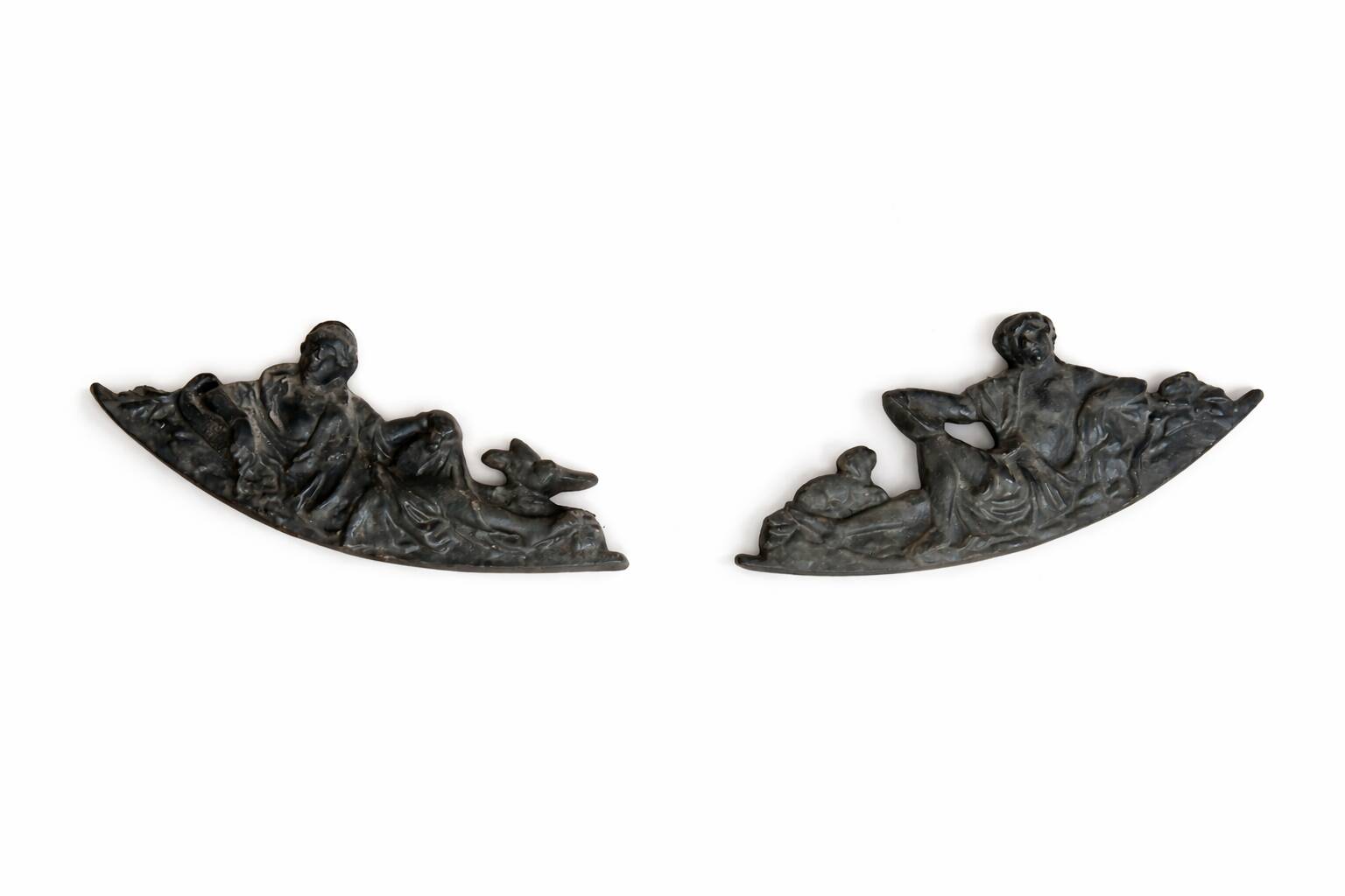 Pair of neoclassical fronton wall sconces in cast iron, elongated figures, 19th century.