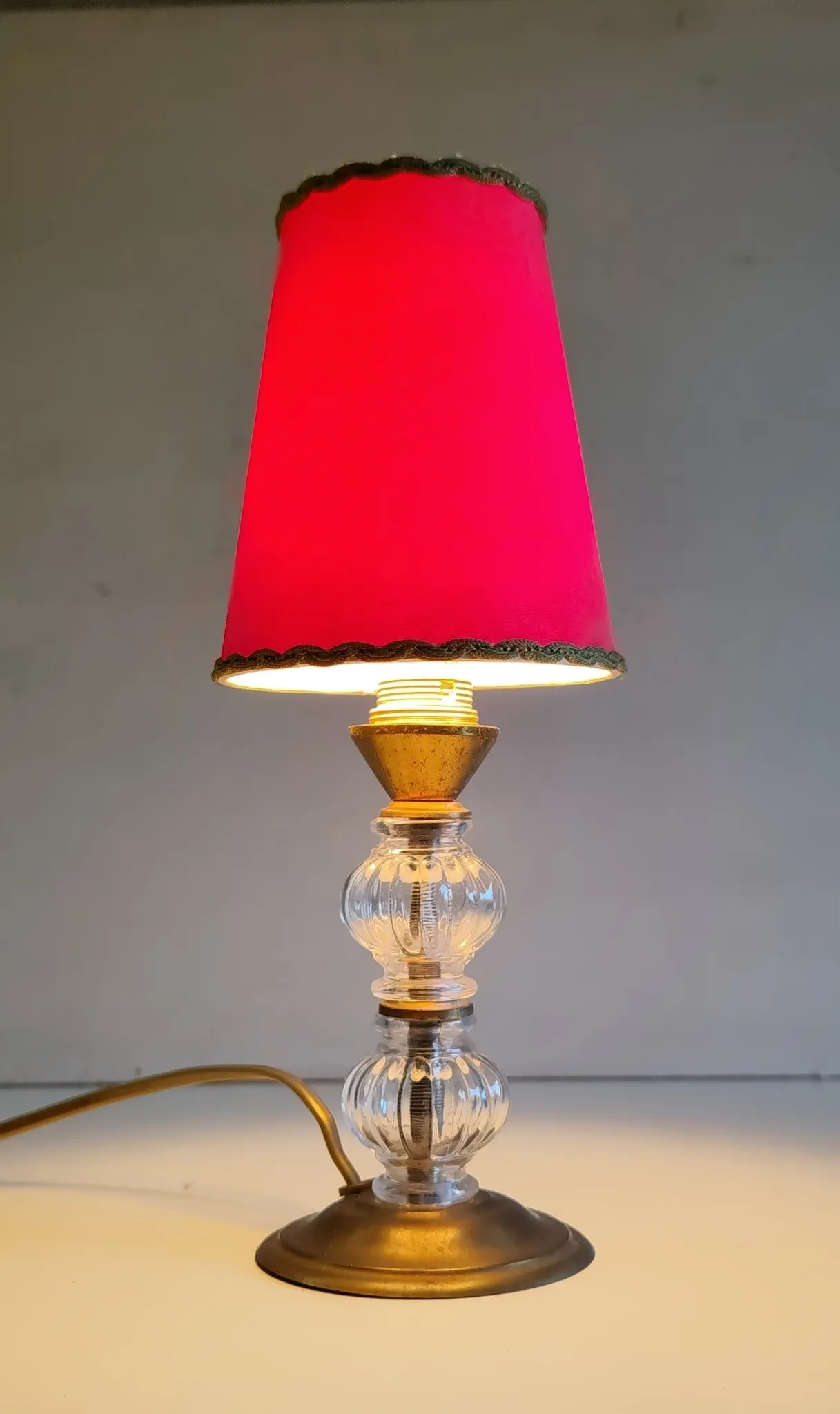 Vintage table lamp in brass and glass - mid 20th century.
