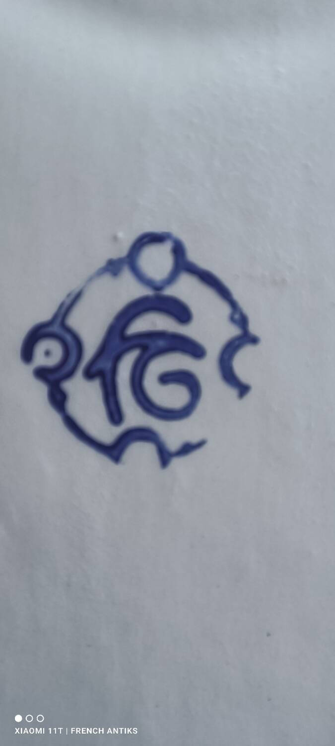 Footed dessert plate in barbotine porcelain, marked FG.