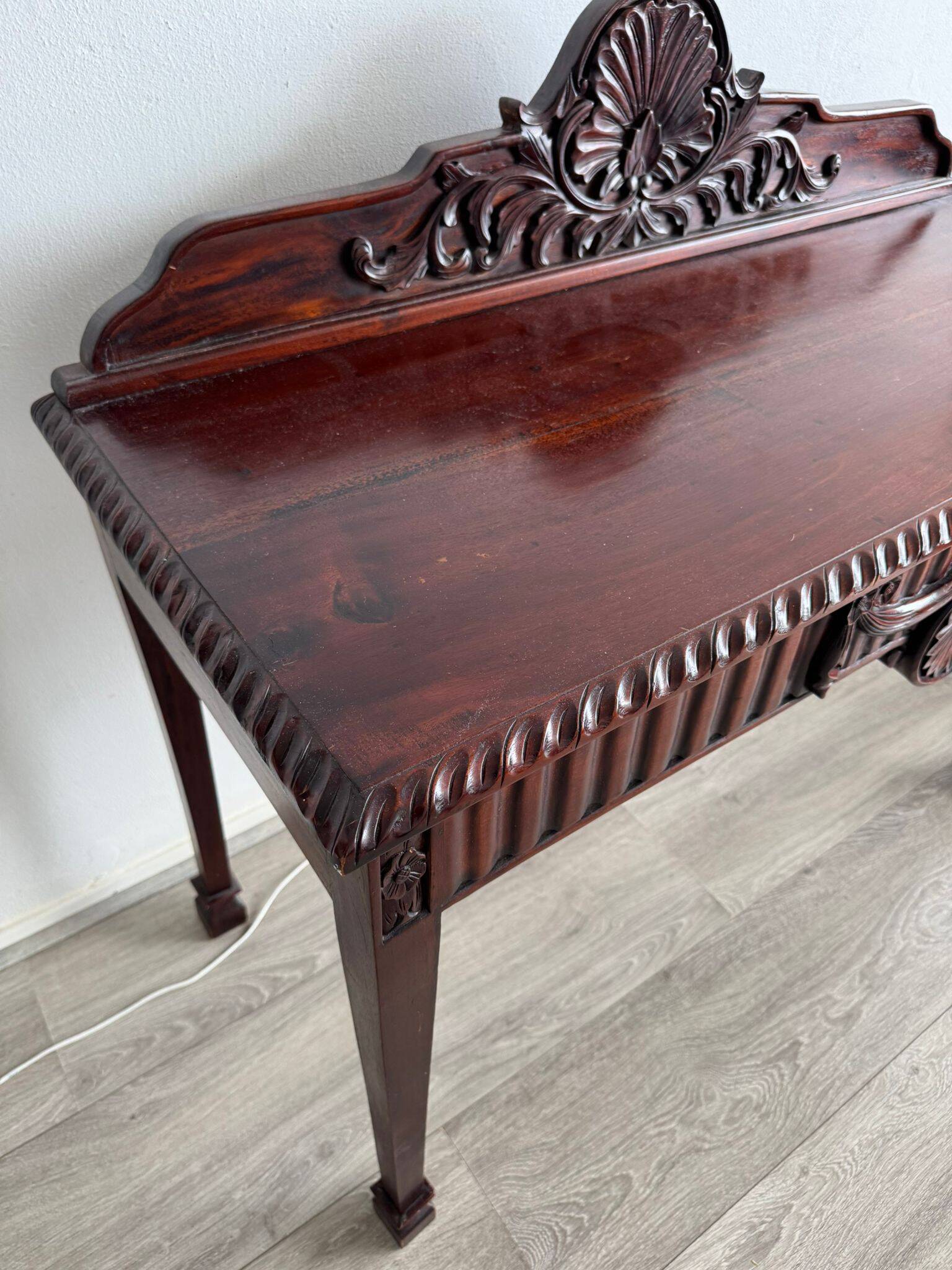 Table d'appoint de style édouardien finement sculptée