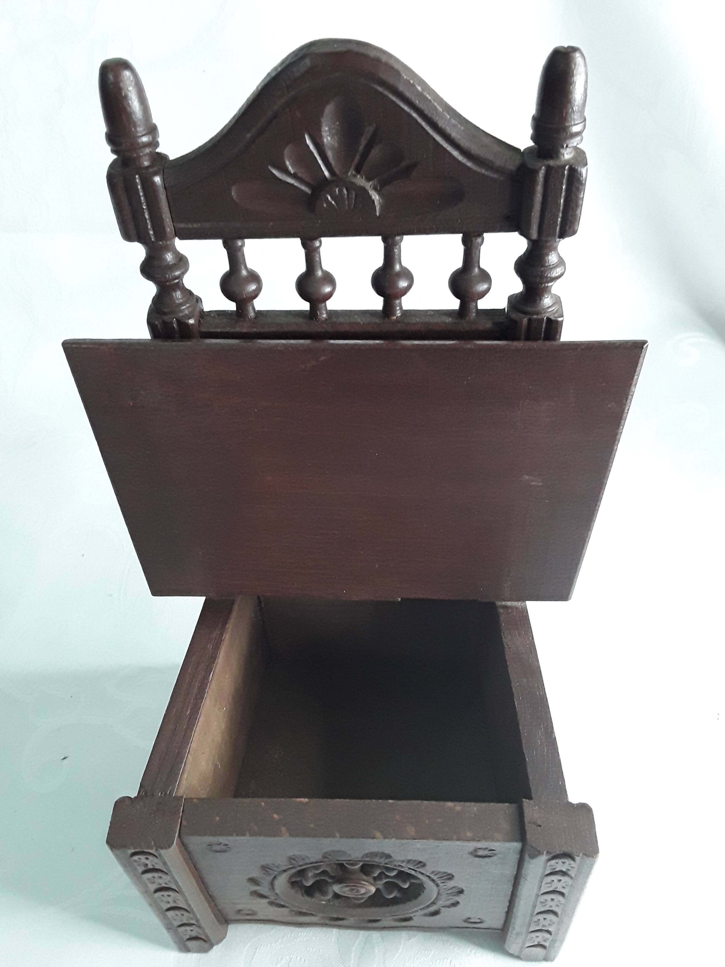 Ancienne Chaise bretonne en bois sculpté