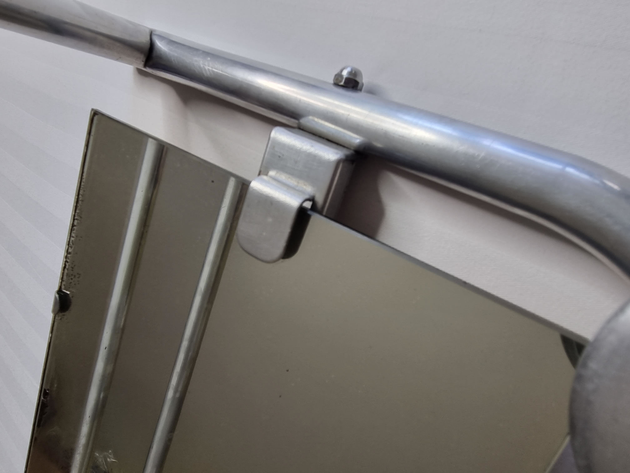 Portemanteau mural en aluminium avec miroir orientable, 4 patères et un porte chapeau, années 50