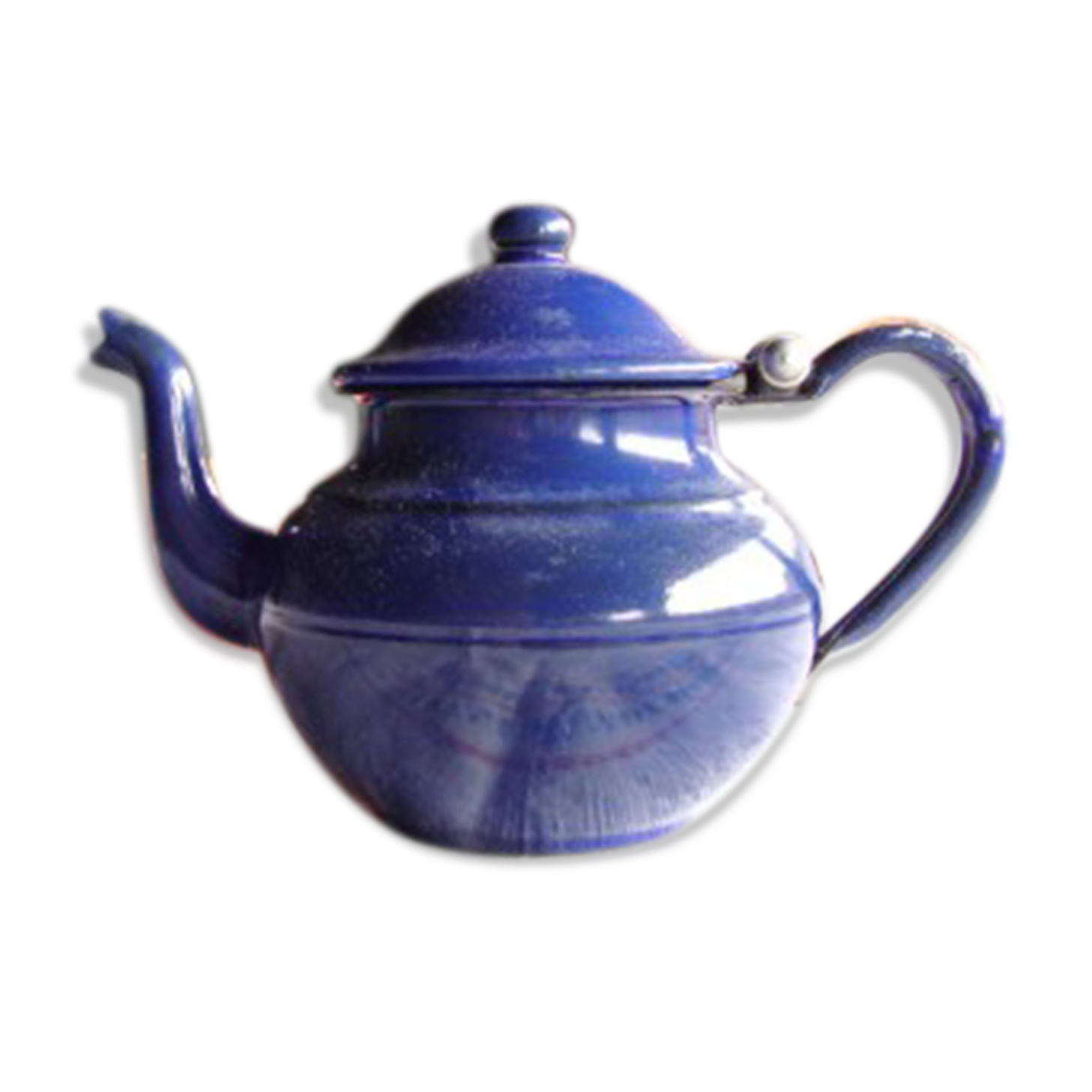 Vintage teapot has 2 cups, enamelled