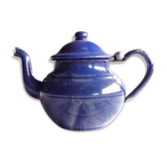 Vintage teapot has 2 cups, enamelled