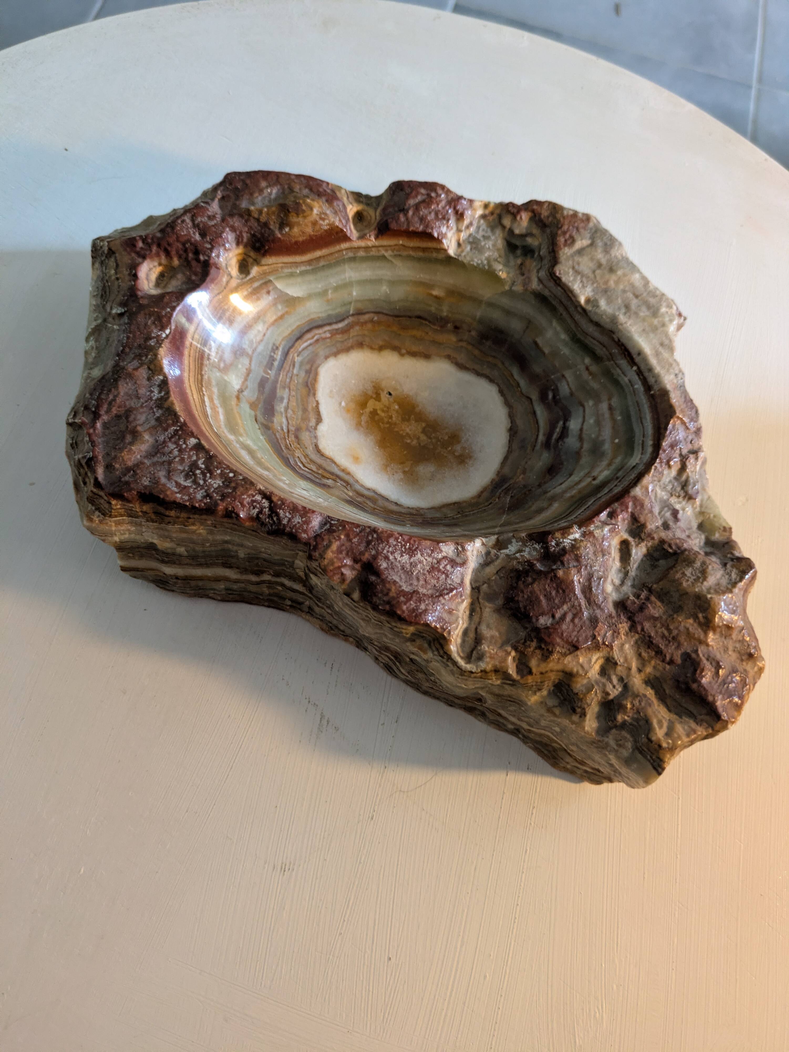 Vintage brutalist ashtray / catch-all in veined onyx and quartz – 1970s