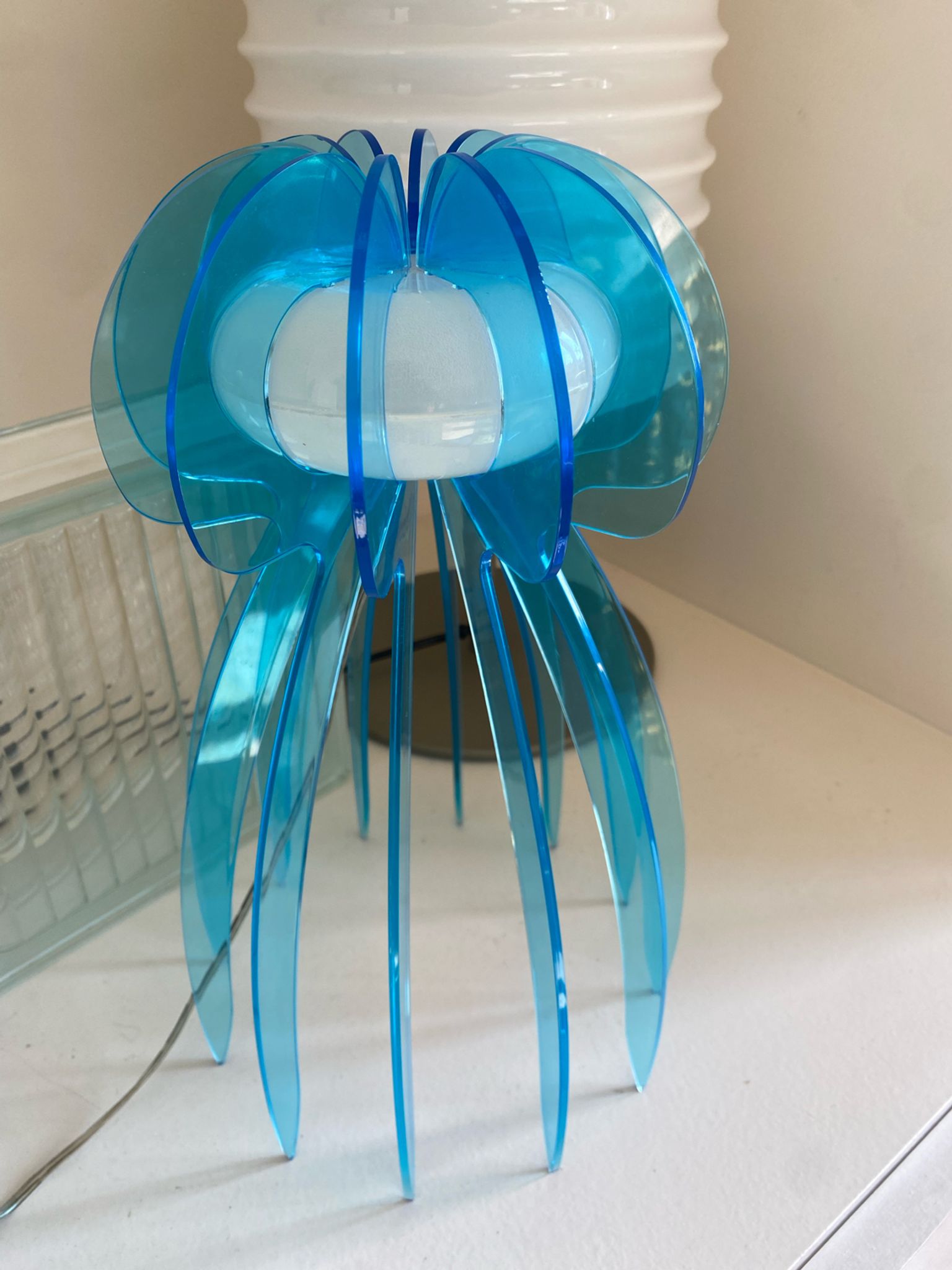 Lampe en plexiglas ou plexi vintage en forme de méduse