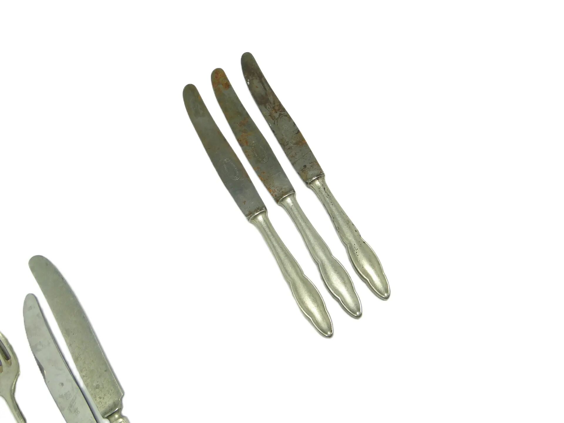 Ensemble de trois couteaux à pain, style mid-century modern, en laiton argenté, Pologne, années 1950.