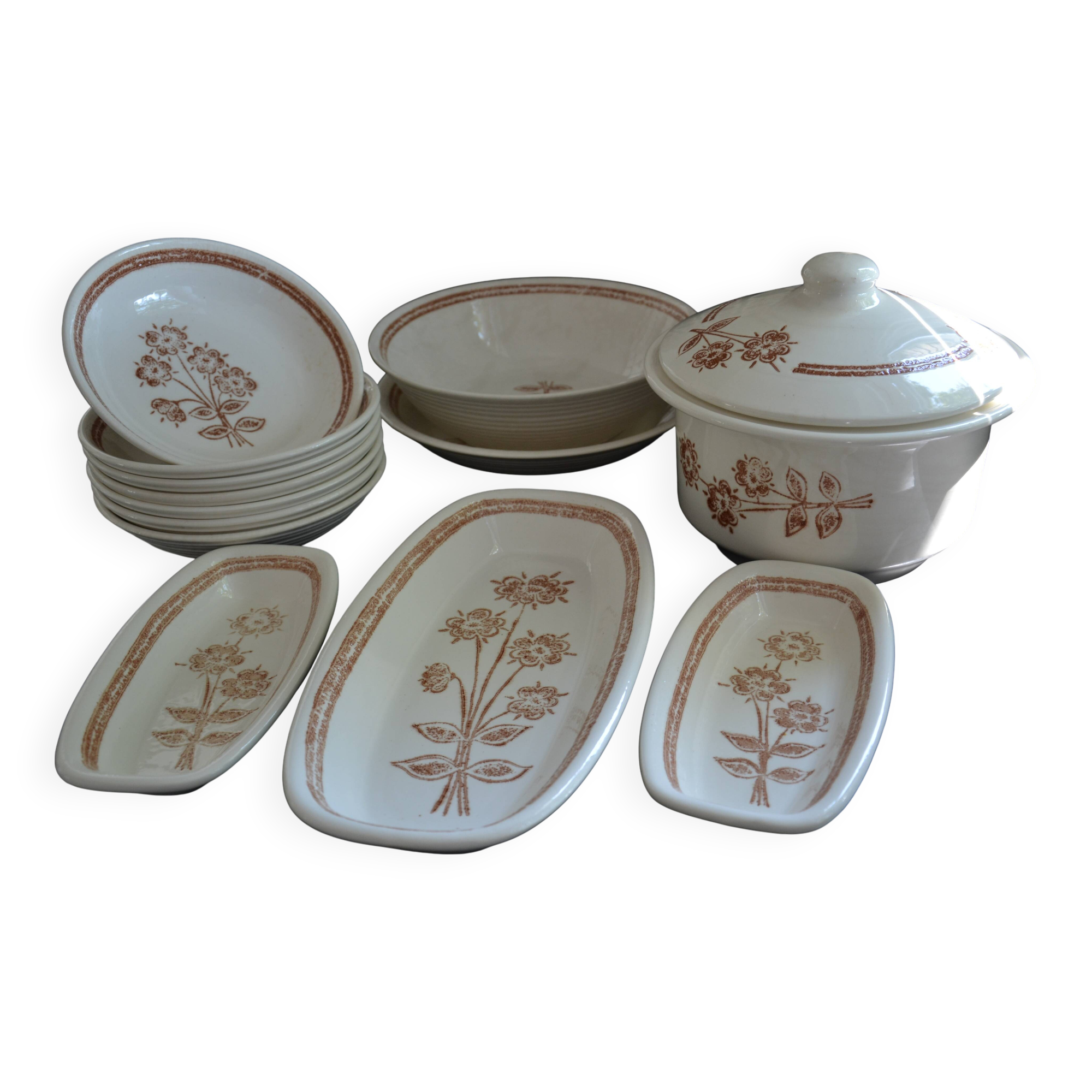 Set of 7 soup plates, dishes and a tureen with flower decoration