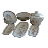 Set of soup plates, dishes and flower-patterned soup tureen