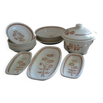 Set of soup plates, dishes and flower-patterned soup tureen