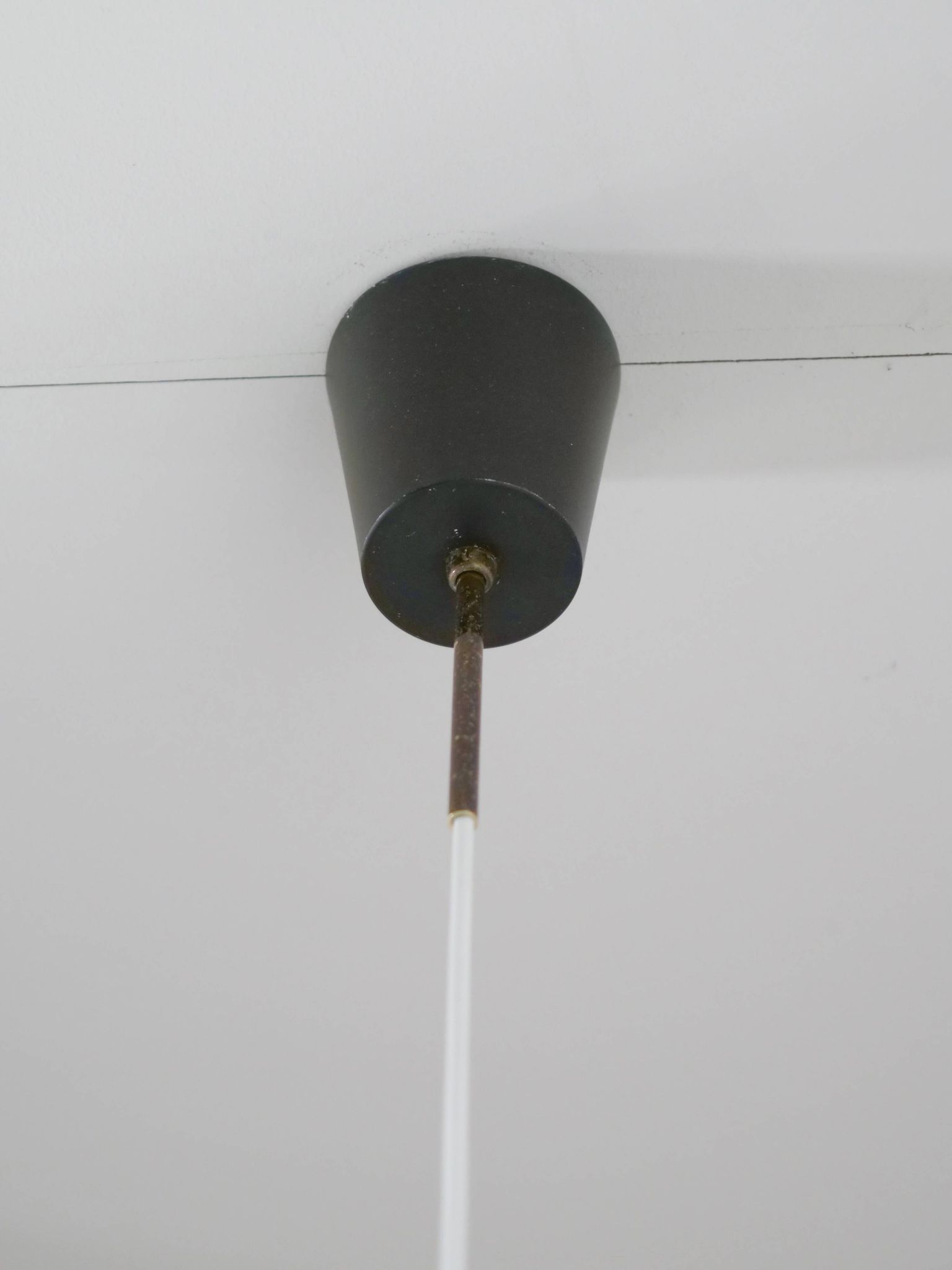 Suspension italienne en opaline satinée mid-century