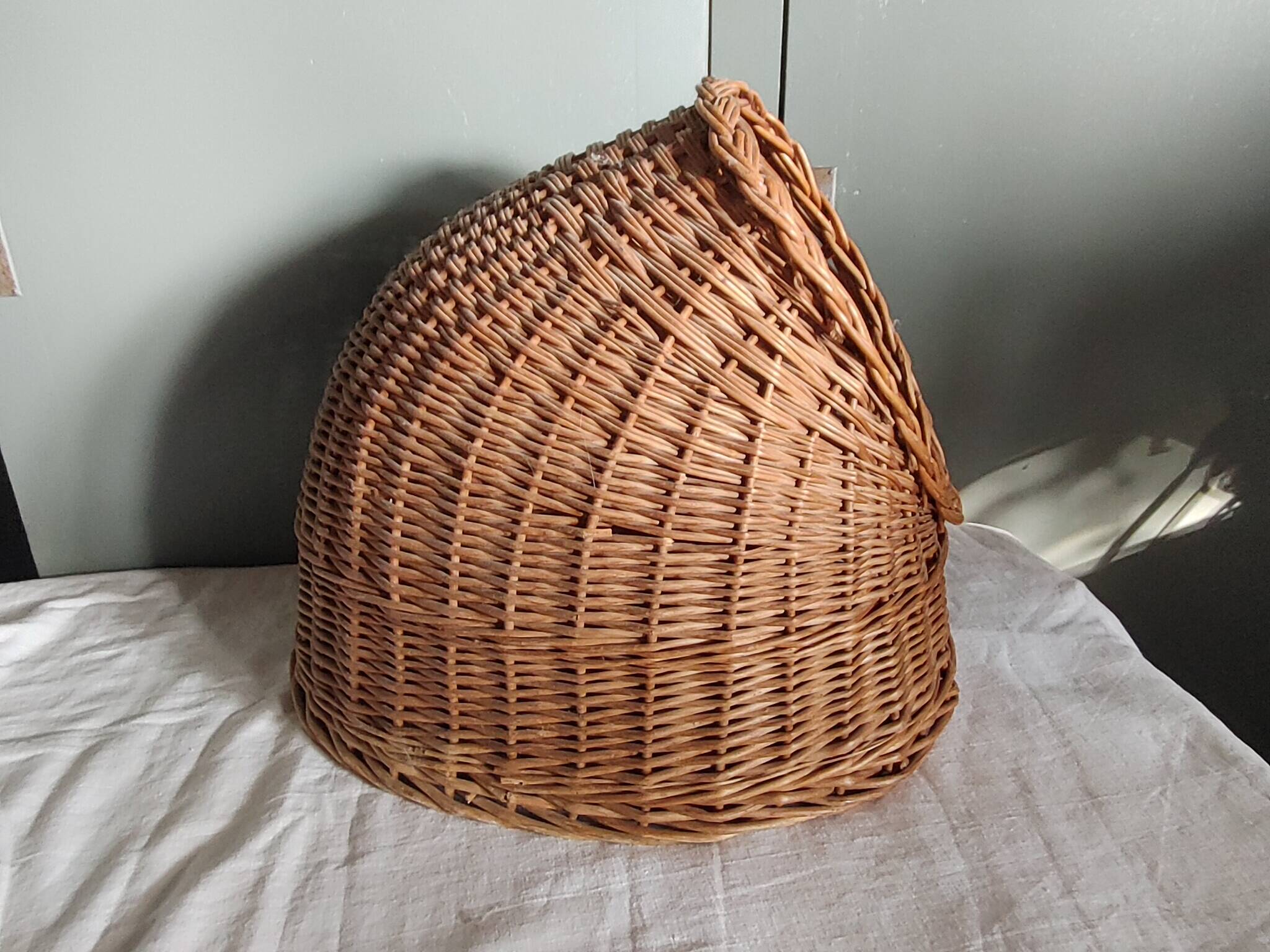 Vintage -Small rattan cat basket