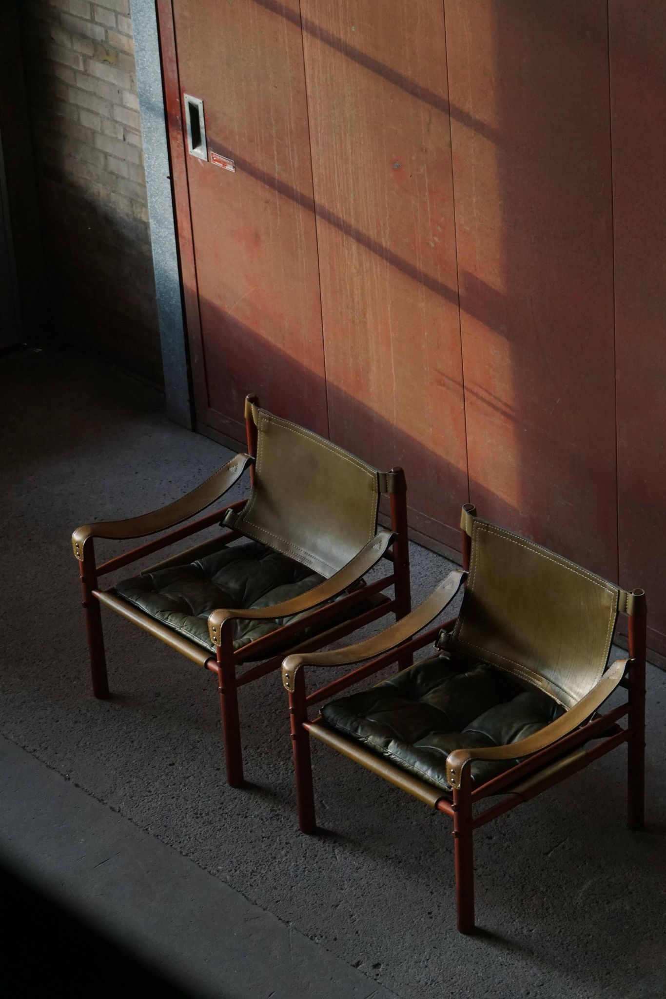 Arne Norell, Pair of "Sirocco" Safari armchairs in ash and green leather, 1960s.