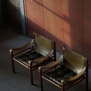 Arne Norell, Pair of "Sirocco" Safari armchairs in ash and green leather, 1960s.