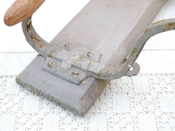 Porte-manteau et porte-chapeaux vintage français en métal, avec 3 crochets sur support en bois, peinture à la craie grise, accessoire de rangement vintage pour vêtements suspendus, France