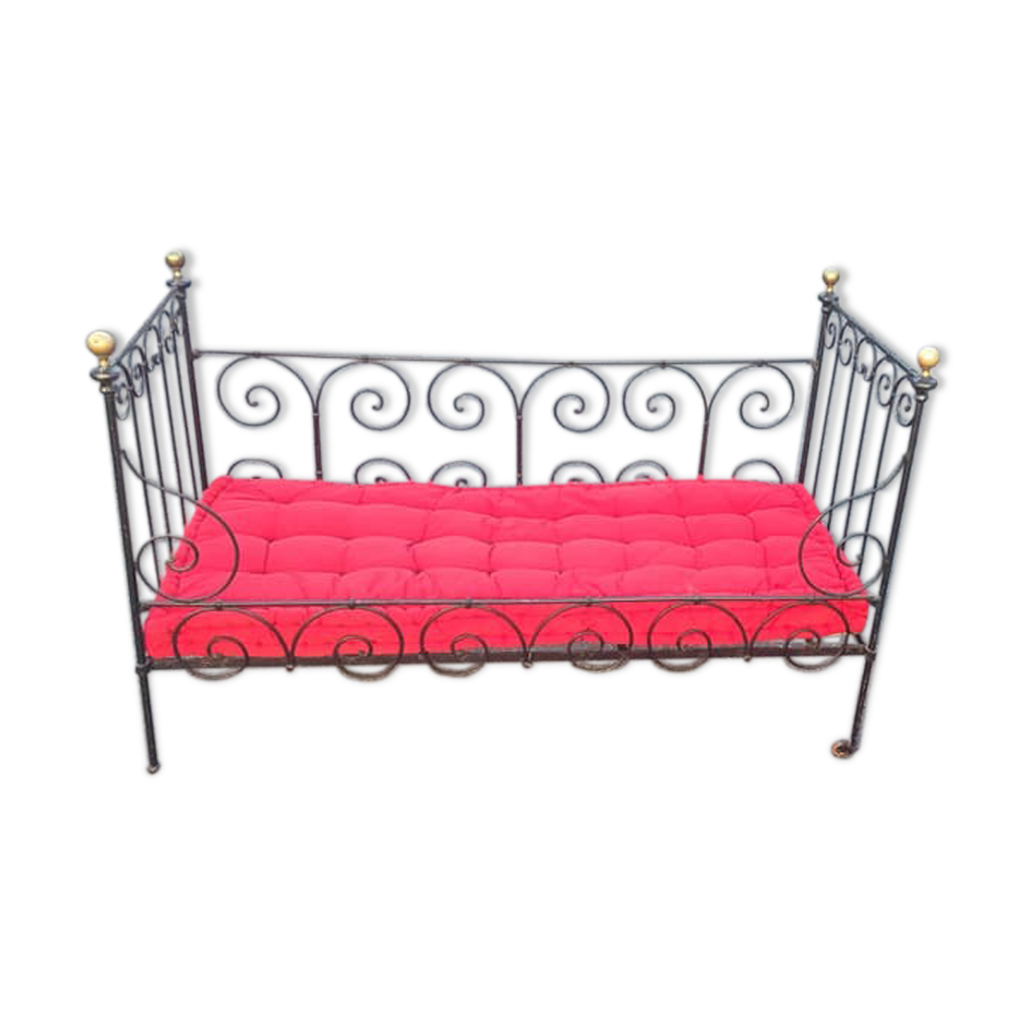 Lit d'enfant transformé en banquette en fer forgé sur roulettes