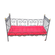 Lit d'enfant transformé en banquette en fer forgé sur roulettes