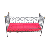 Lit d'enfant transformé en banquette en fer forgé sur roulettes