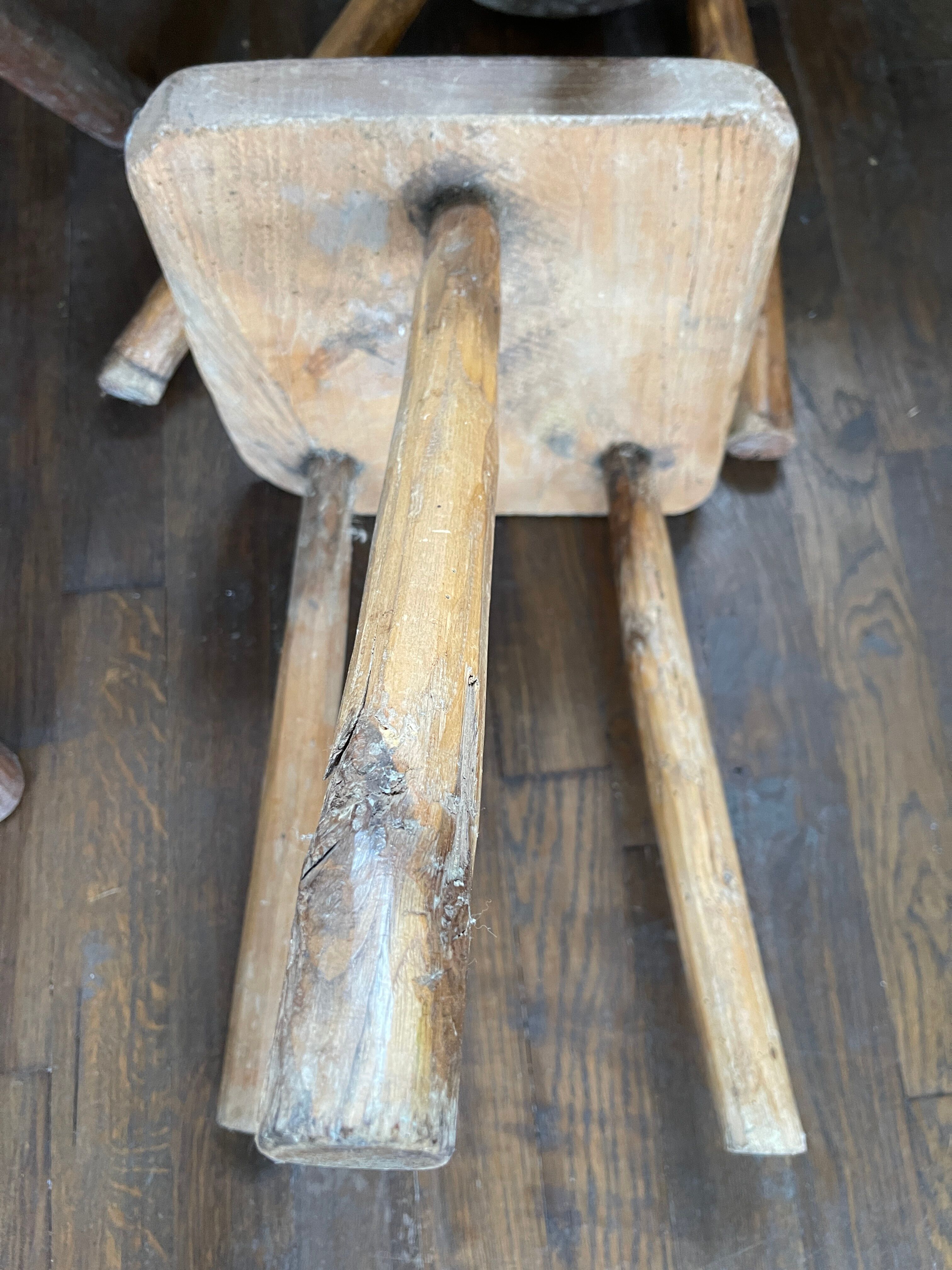 Ensemble table basse et tabourets brutaliste campagne